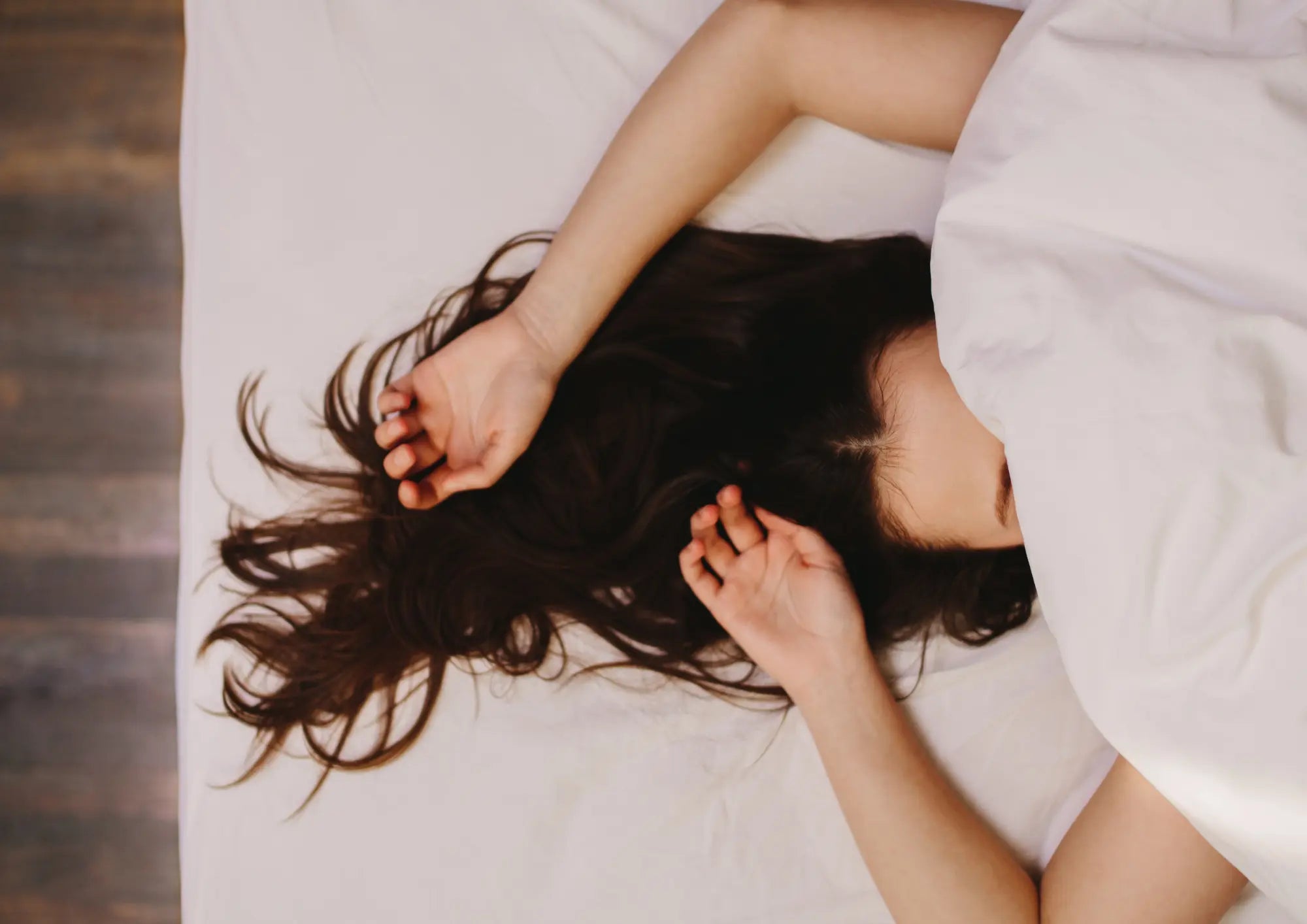 Femme portant une culotte menstruelle My Joy en coton organique pour la nuit